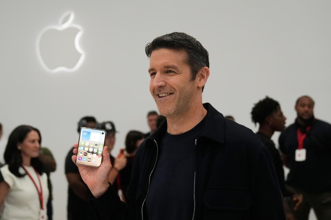 Il CEO di Apple, John Ternus, con il nuovo pieghevole iPhone Duo