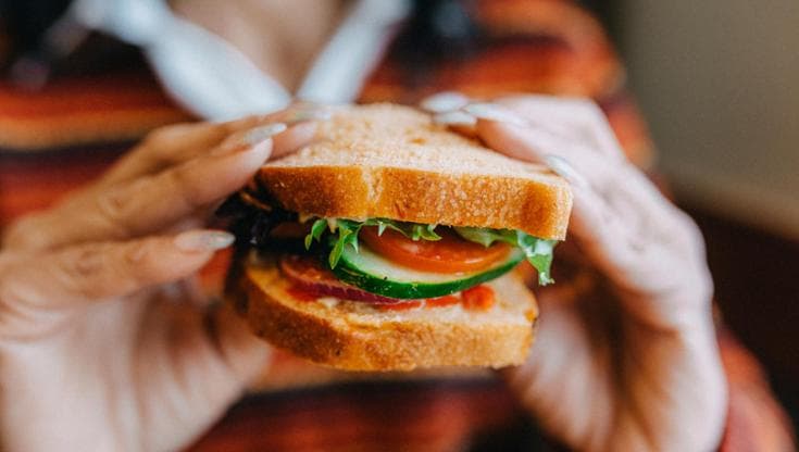 Il conte ossessionato dal gioco delle carte che inventò il sandwich per non lasciare il tavolo