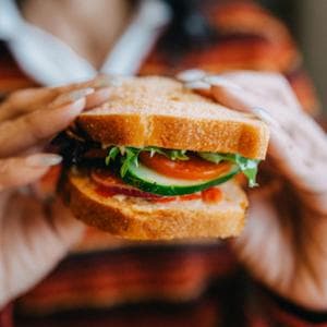 Il conte ossessionato dal gioco delle carte che inventò il sandwich per non lasciare il tavolo