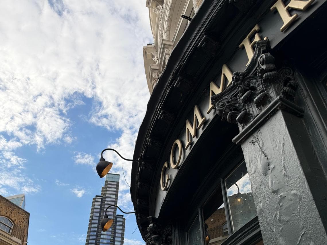 La stessa apertura applicata a uno scatto di questo genere avrà un risultato simile ma quasi impercettibile. Si evince, facendo uno zoom generoso, dalle lampade che si stagliano sul grattacielo: con apertura f/1.48 l'edificio è leggermente più sfocato rispetto a quanto appare in uno scatto identico ma con apertura f/4
