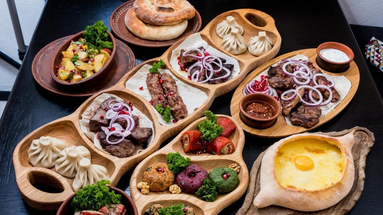 Khinkali, forni sotterranei e vini naturali: 15 indirizzi per assaggiare il meglio di Tiblisi