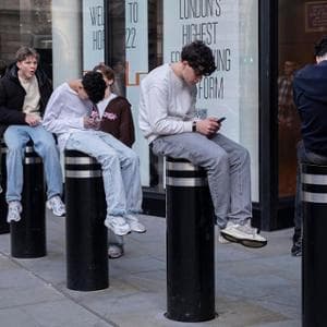 Vietare i social ai minori di 13 anni non ha una base scientifica