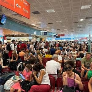 Troppi turisti, ma li vogliamo far atterrare sempre più numerosi