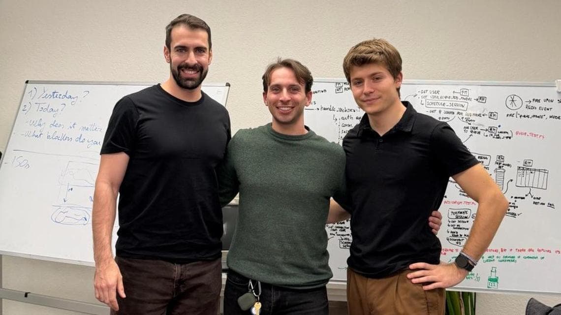 Daivde Locatelli, a destra, con Alberto Taiuti e Bryce Schmidtchen, i fondatori di Reactor