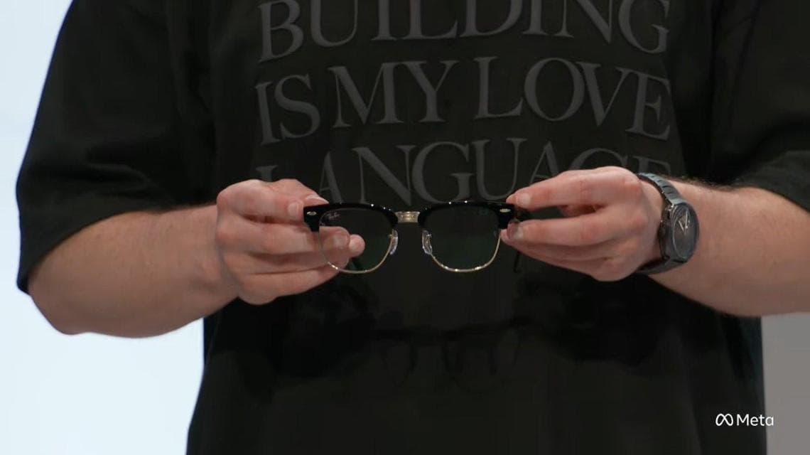 Mark Zuckerberg mostra i Meta Ray-Ban Audio, versione Clubmaster, durante il Meta Connect 2026