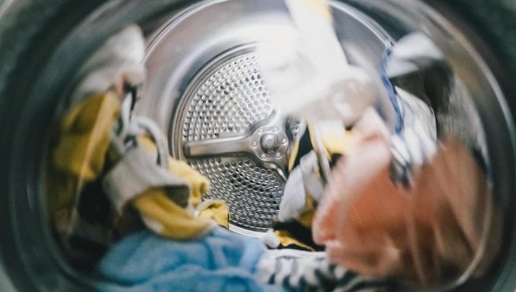 Bicarbonato nel cestello della lavatrice: ecco perché aggiungerlo al bucato
