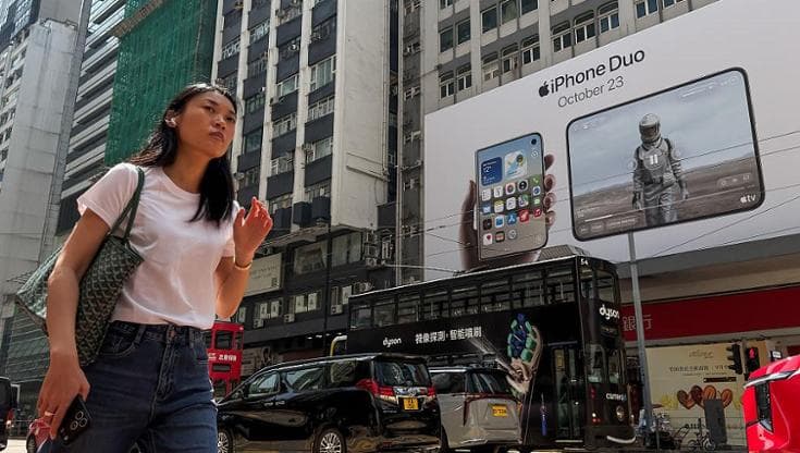 La tassa nascosta dell’IA. Perché gli algoritmi ci fanno pagare di più gli smartphone