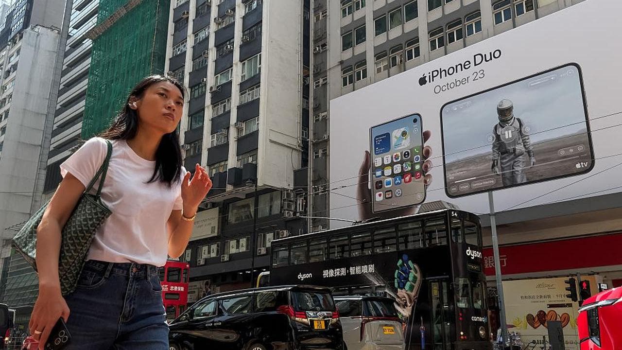 La tassa nascosta dell’IA. Perché gli algoritmi ci fanno pagare di più gli smartphone