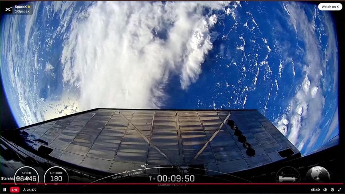 Starship, primo volo in orbita: il lancio e gli applausi della sala di controllo