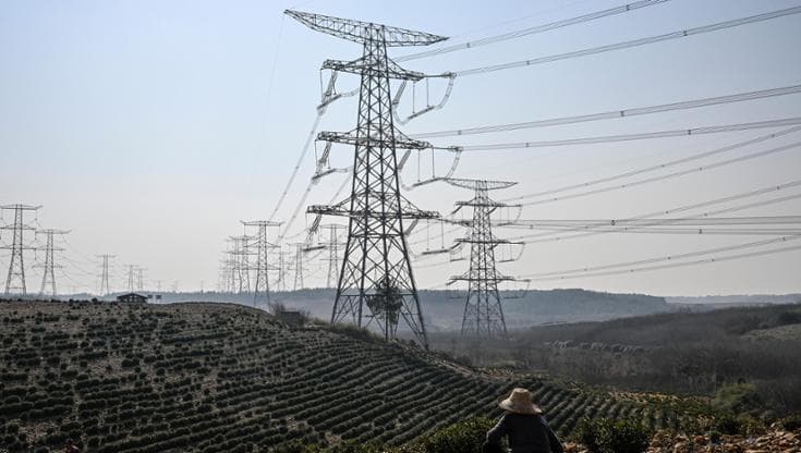 Una linea elettrica di alta tensione nella provincia di Hanui
