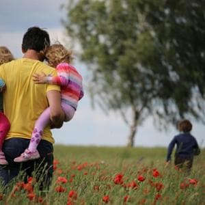Come smettere di essere genitori ansiosi e aiutare i figli a crescere più sicuri