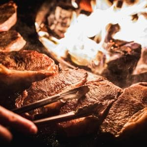 Ritorno di fiamma: regole, divieti e possibilità per il fuoco in cucina