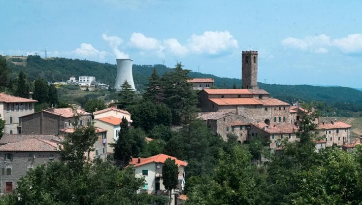 La torre di raffreddamento del sito geotermico di Sasso Pisano