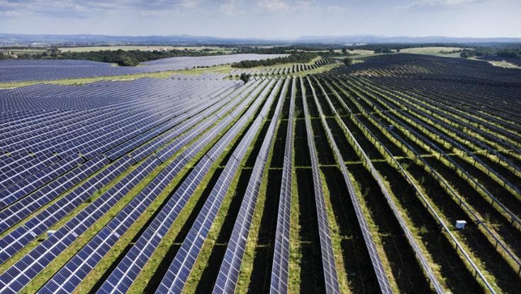 Il fotovoltaico cambia, più pannelli a terra e meno sui tetti