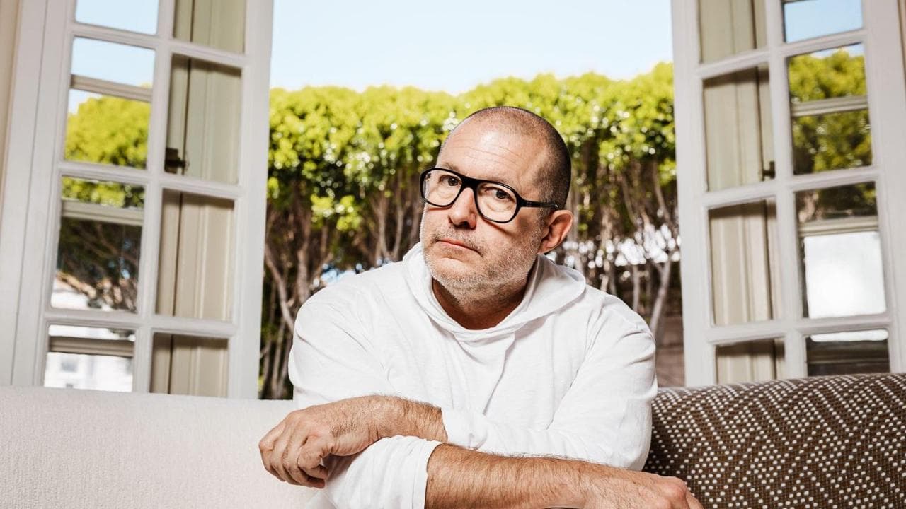 Jony Ive, l’architetto dell’iPhone ora progetta la forma dell’IA 