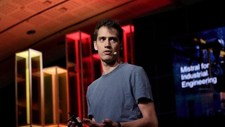 Mistral attacca OpenAI e Anthropic: “la sicurezza dell’IA copre la negligenza dei concorrenti”