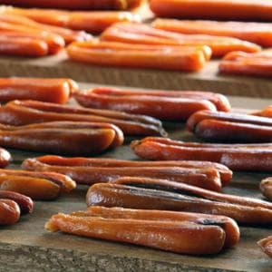 Pesca a mano e coltello affilato, sale e tempo: così nasce la bottarga di Cabras