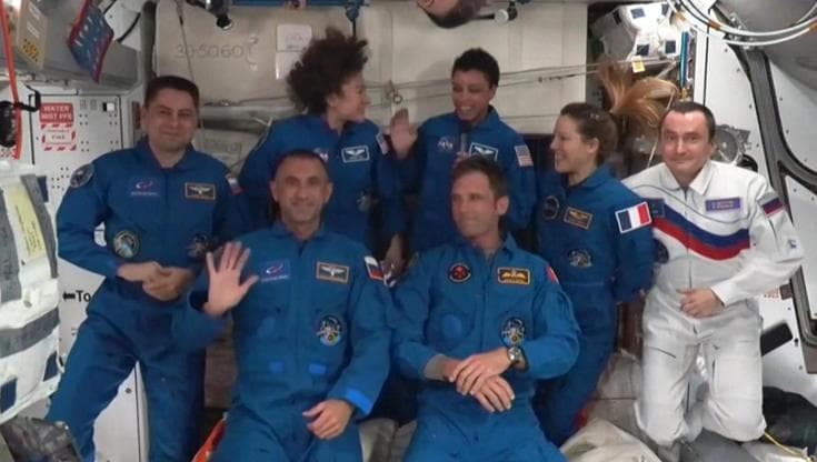 Incontri spaziali, gli ospiti della Iss accolgono gli astronauti di Crew-13: il benvenuto in video