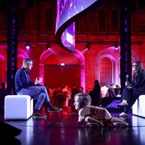 Beeple a Wave by Vento: “Con l’IA l’arte può diventare qualcosa di vivo”