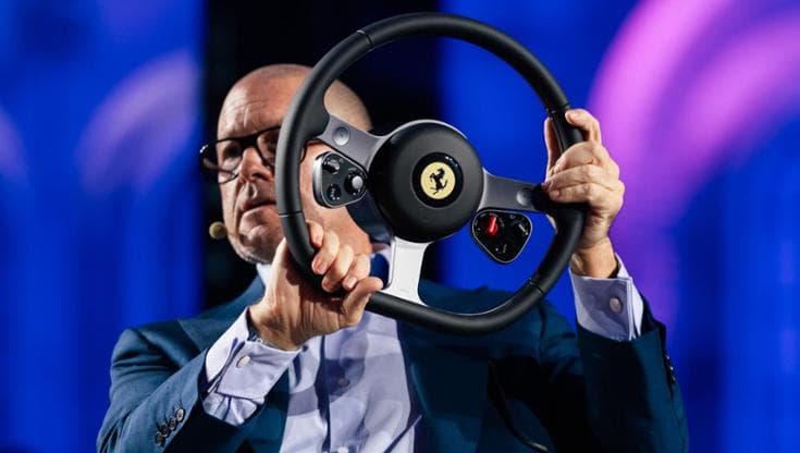 Il designer Jony Ive con il volante della nuova Ferrari Luce
