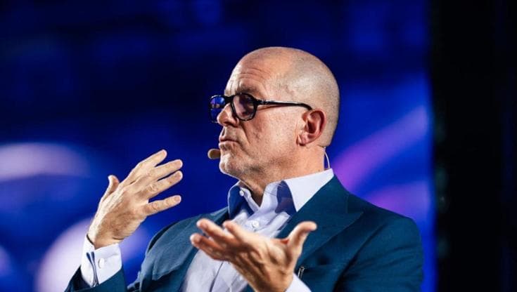 Wave, Jony Ive spiega perché sulla Ferrari Luce sono importanti i comandi fisici