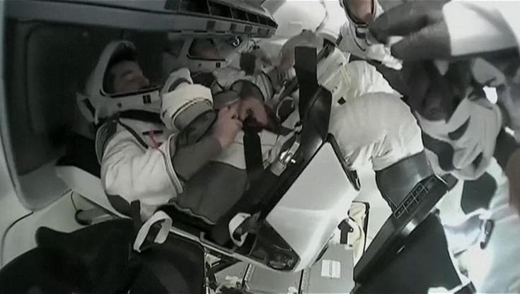 Iss, gli astronauti di Crew-12 lasciano la Stazione alla volta della Terra: il decollo come un film