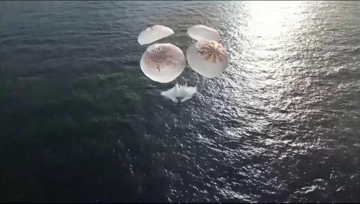 Il rientro della Crew-12 dalla Iss: lo splashdown nell'Oceano e l'emozione dell'uscita dalla capsula