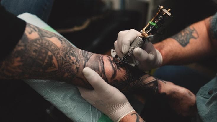 Il tatuaggio permanente che scompare con la luce