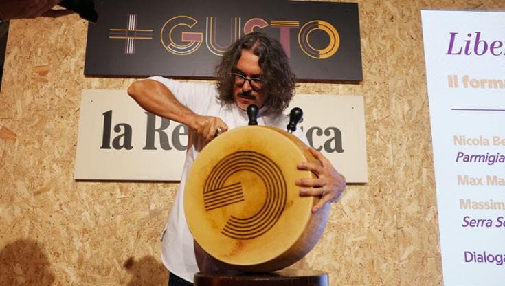 L'apertura di una forma di Parmigiano durante il talk