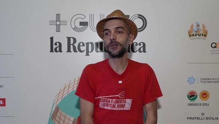 Lo street artist Cibo: "Perché cancello le svastiche con le ricette della tradizione italiana"