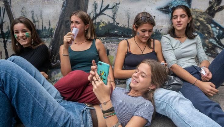 Il primo smartphone? A 11 anni. E l’IA è ormai il “terzo genitore” per gli adolescenti italiani