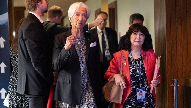 (La presidente della BCE, Christine Lagarde, e la ministra delle Finanze giapponese, Satsuki Katayama, durante una delle varie riunioni dei ministri delle Finanze e dei governatori delle banche centrali, tenutasi nel corso del 2026. Foto di Allison Joyce / AFP via Getty Images)