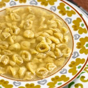Depositata la ricetta ufficiale del brodo dei tortellini. Con polemica