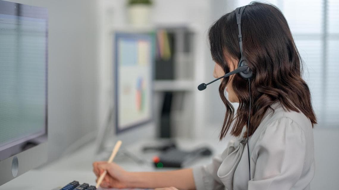 La truffa telefonica del vishing: il finto interlocutore della banca che chiede dettagli sul conto.
