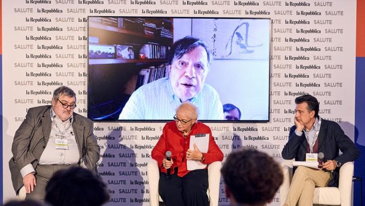 Il professor Francesco Vaccarino (a sinistra), la moderatrice Daniela Minerva, Gabriele Beccaria (giornalista de La Stampa) e, in collegamento il premio Nobel Giorgio Parisi