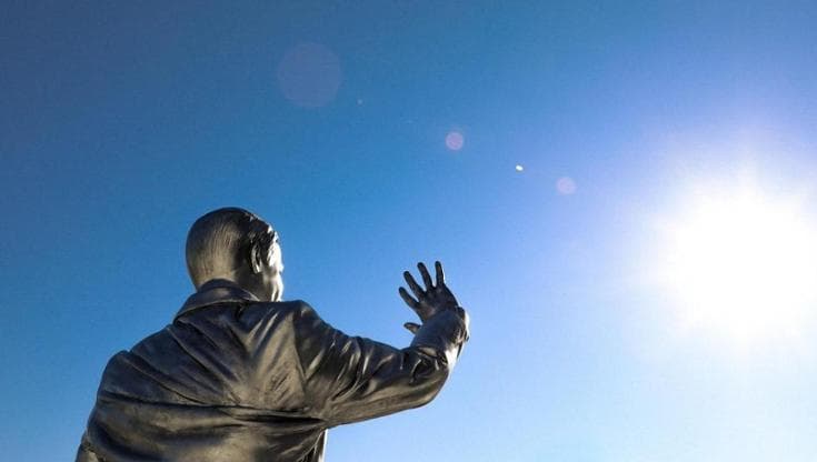 La statua del negazionista si scioglie al sole: colpa del riscaldamento globale
