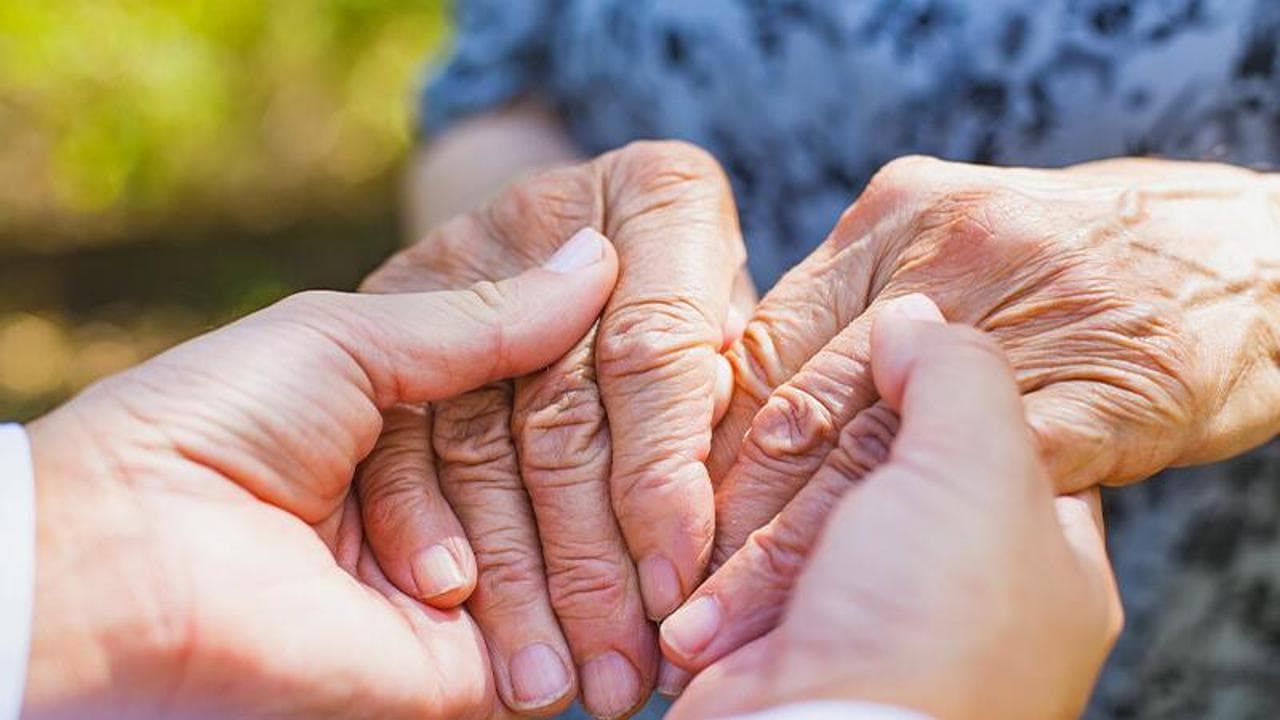 Stress, ansia, insonnia: cosa rischia davvero il cuore di chi assiste un malato 