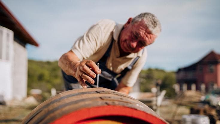 Vuole distillare in casa, ma una legge del 1868 glielo vieta e il caso arriva alla Corte Suprema
