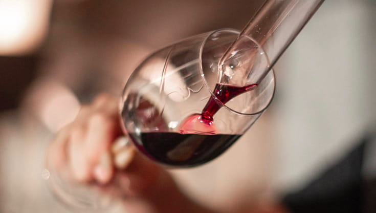 Viaggio nelle 10 cantine che hanno fatto la storia del vino italiano (e non solo)