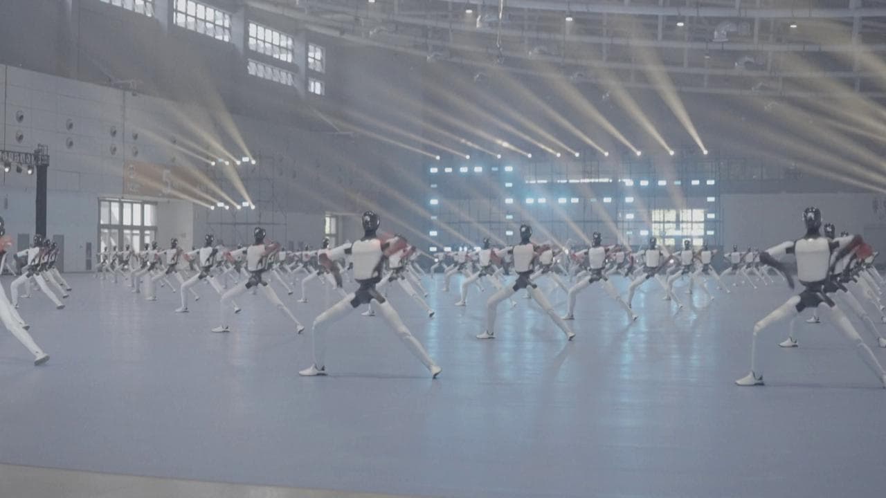Cina, la carica dei 110: la danza sincronizzata dei robot entra nel Guinness dei primati