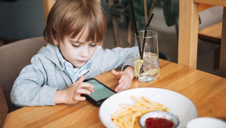 Bambini al ristorante senza cellulare, la Sardegna ci prova