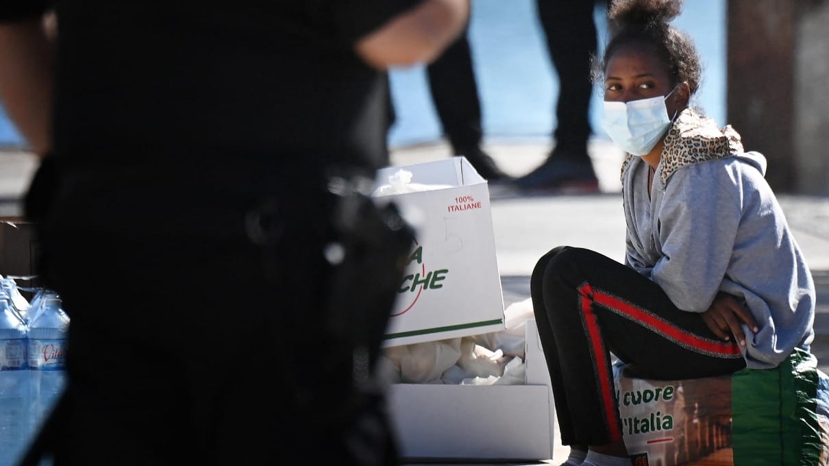 I migranti a Lampedusa | l'isola che non c'è | «Nel nostro Paese devastato non abbiamo più nulla» - Vimarsana News