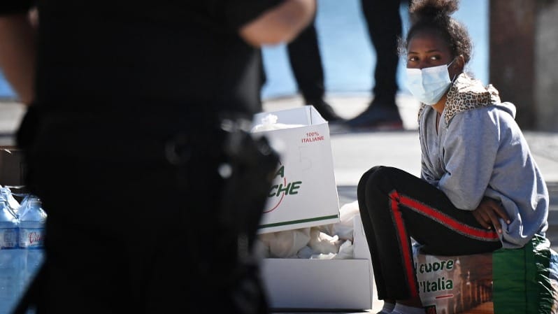 I migranti a Lampedusa | l'isola che non c'è | «Nel nostro Paese devastato non abbiamo più nulla» - Vimarsana News