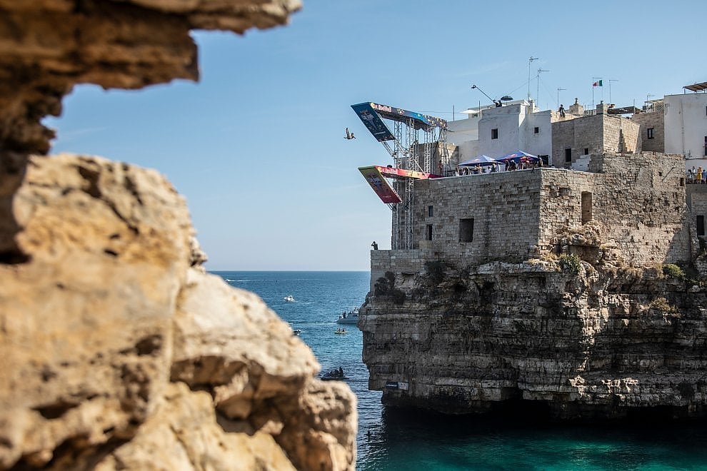 Polignano A Mare Tuffi Da Brividi Dalla Scogliera 70mila Spettatori 