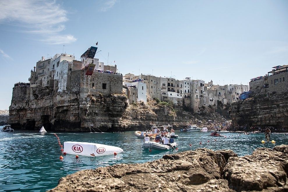 Polignano A Mare Tuffi Da Brividi Dalla Scogliera 70mila Spettatori 