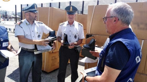 Contraffazioni, 18mila paia di Dr.Martens false sequestrate al porto di  Brindisi - la Repubblica