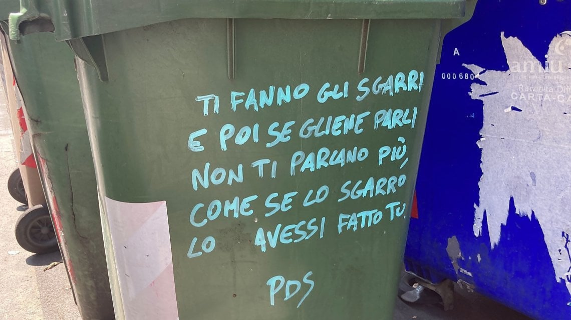 Bari, versi su cestini portarifiuti e bidoni: la sfida del misterioso