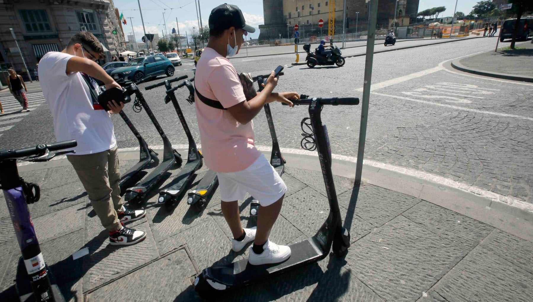 Casco obbligatorio per chi va in monopattino o bici elettrica: in Salento  sindaco gioca d'anticipo - la Repubblica