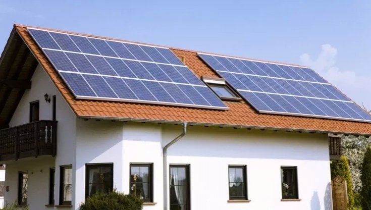 In Puglia fino a 8.500 euro di bonus alle famiglie per autoprodurre energia eolica o solare: pubblicato l'avviso per il reddito energetico