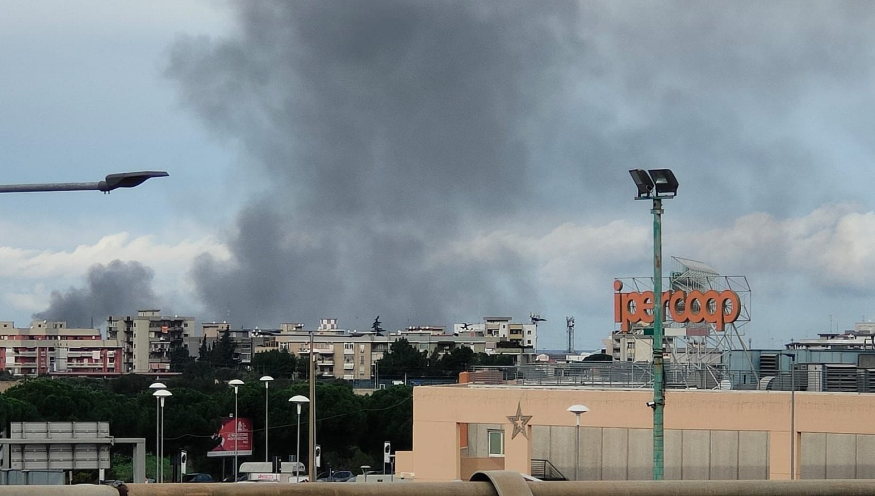 Bari Incendio Al Cara Nuvola Di Fumo Nero Invade La Citt La Repubblica